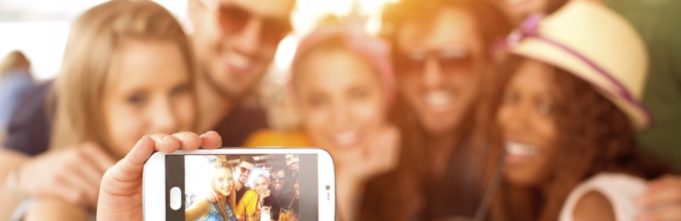 People staking a selfie